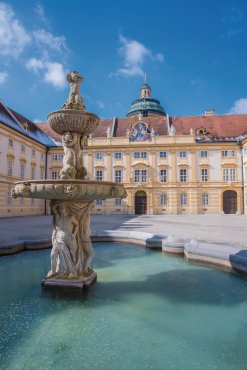 Brunnen im Hof von Stift Melk