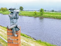 Skulpturen "Zeitreise" an der Elbe