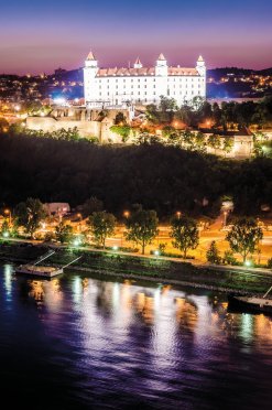 Stadtpanorama Bratislava bei Nacht